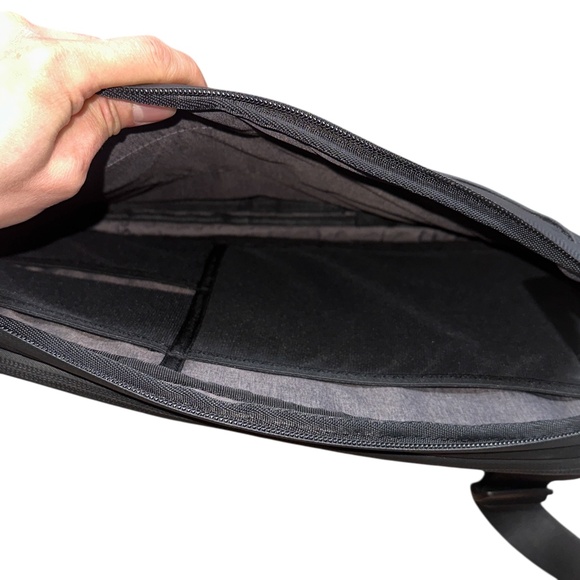 Nomatic Tech Case Carry-On 16" Laptop Bag with Strap - Picture 6 of 10